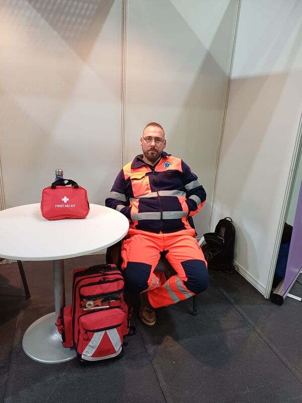 Zdravotník s výbavou na firemnej akcii