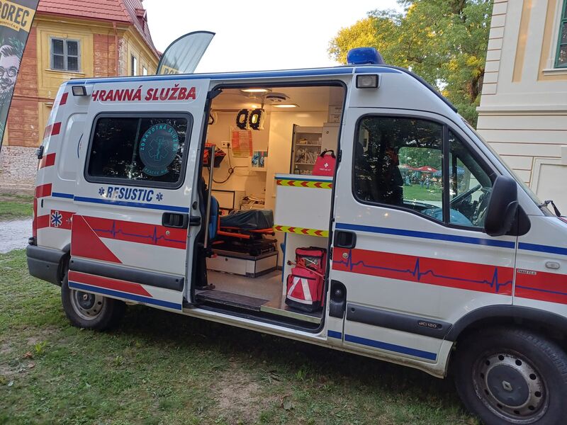 Sanitka záchrannej služby na podujatí